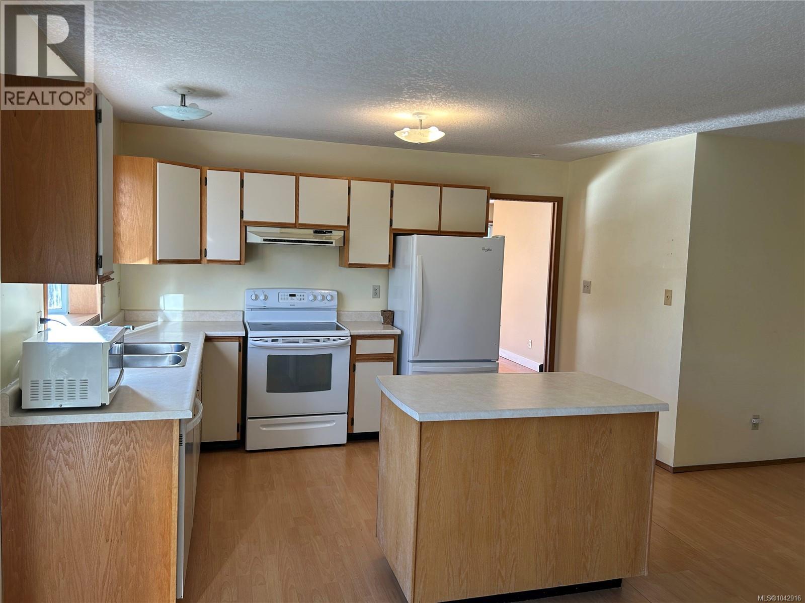 4225 Quadra St Property Photo 8