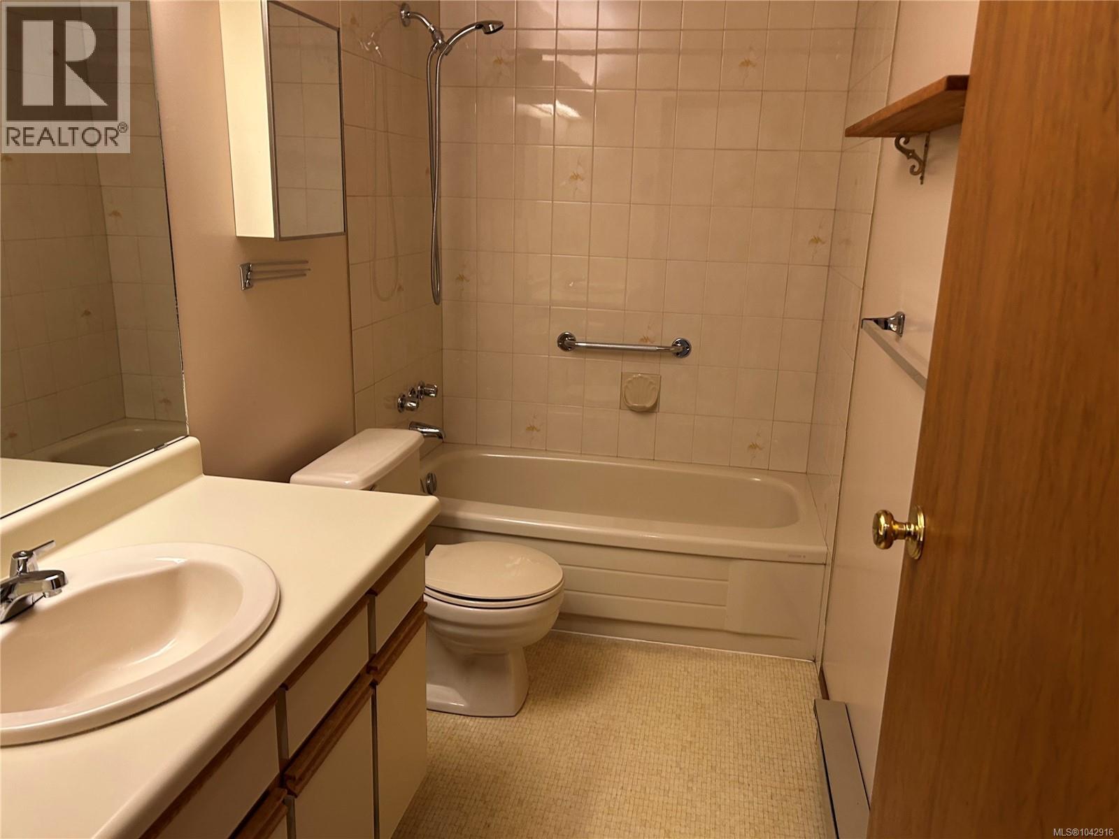 4225 Quadra St Property Photo 9