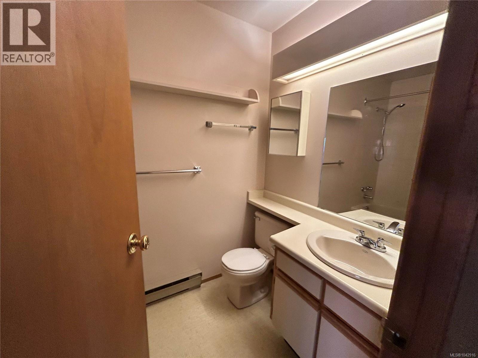 4225 Quadra St Property Photo 12