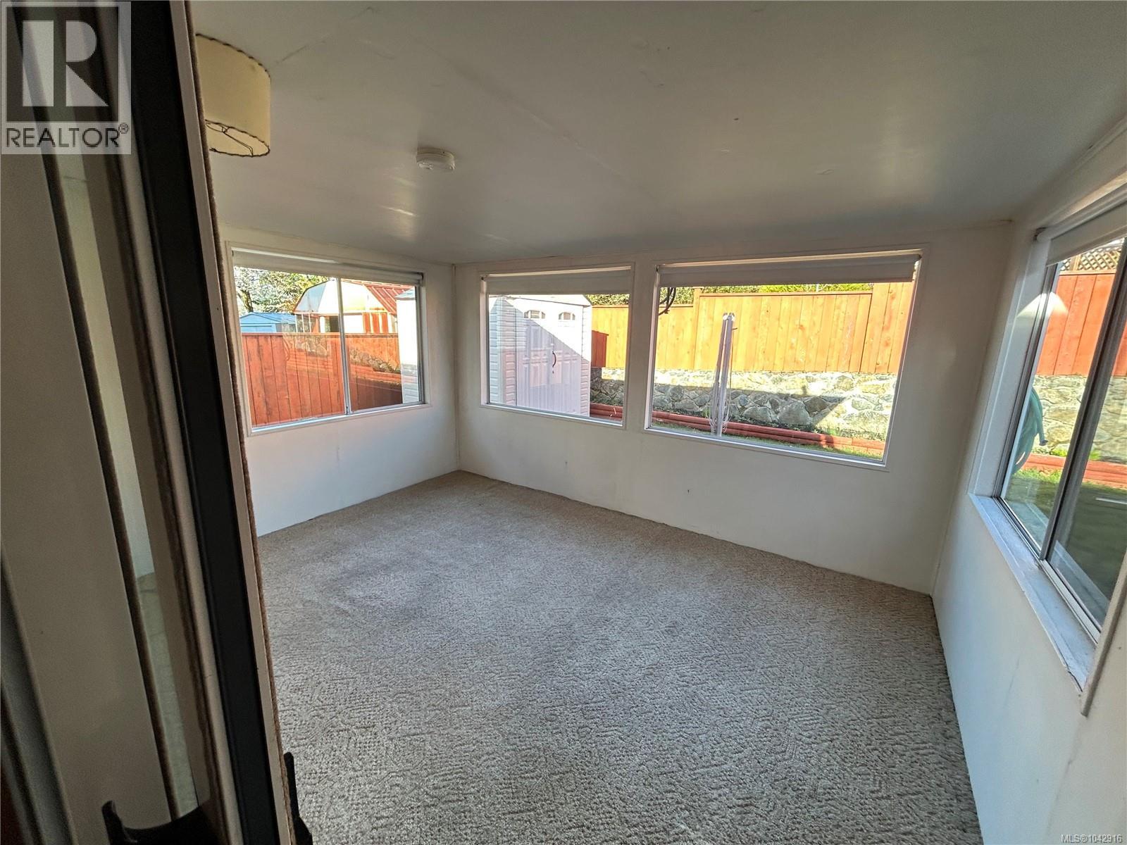 4225 Quadra St Property Photo 15
