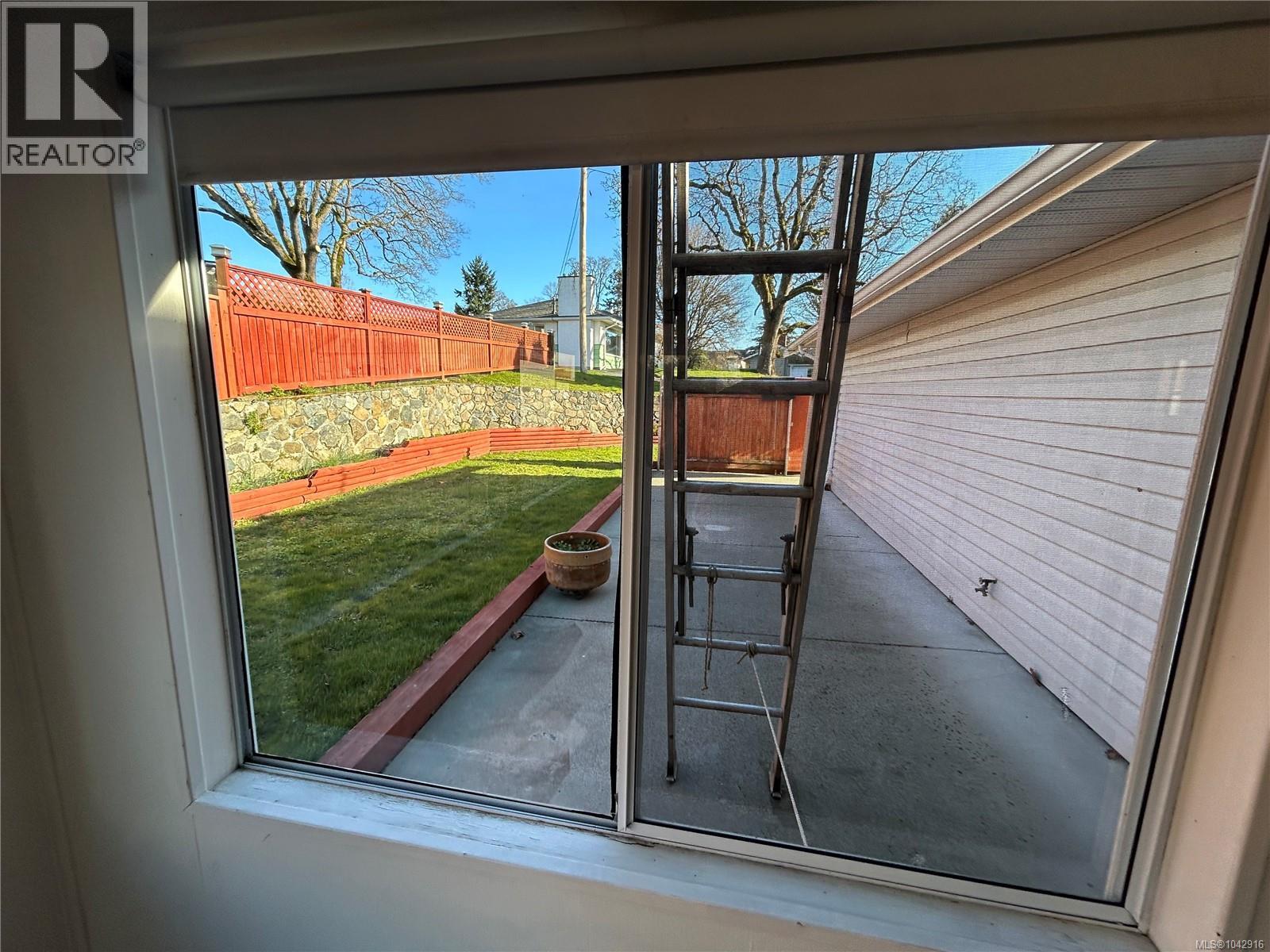 4225 Quadra St Property Photo 16