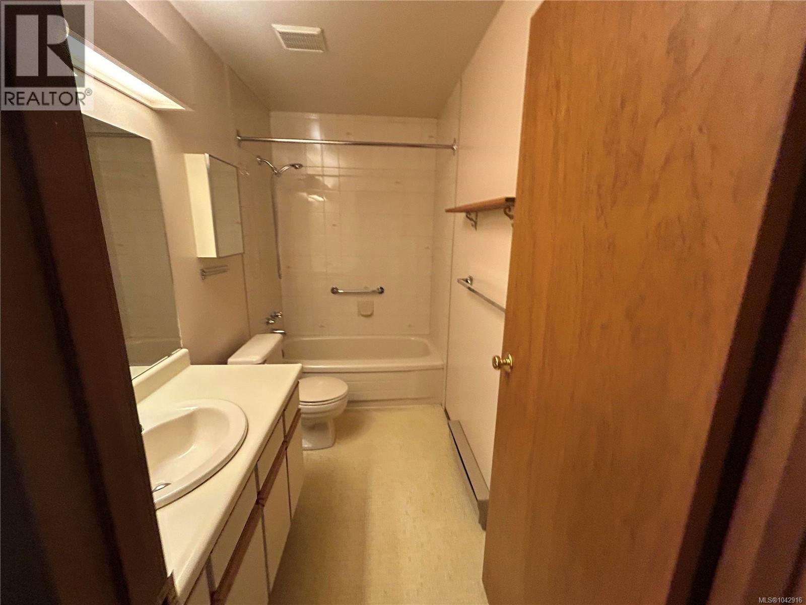 4225 Quadra St Property Photo 19
