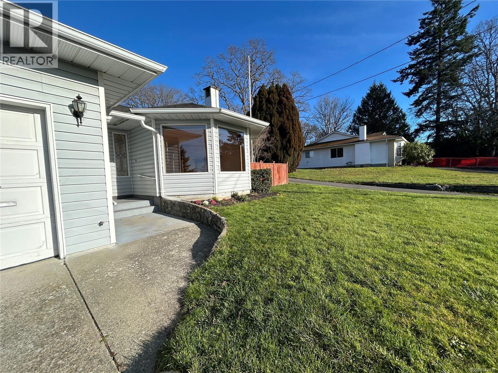 4225 Quadra St Property Photo 20