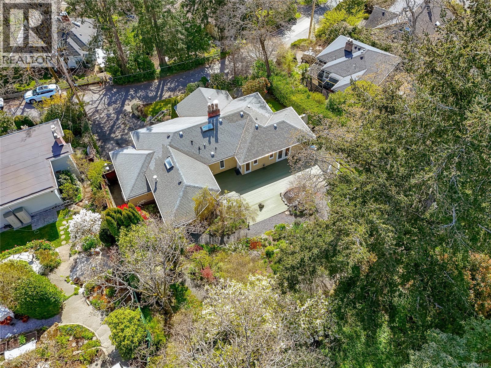 1184 Clovelly Terr Property Photo 4