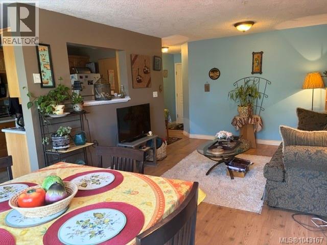 307 2527 Quadra St Property Photo 2