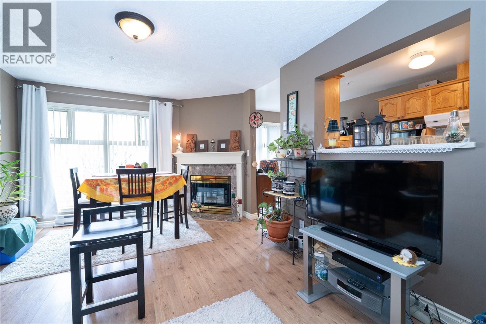 307 2527 Quadra St Property Photo 3