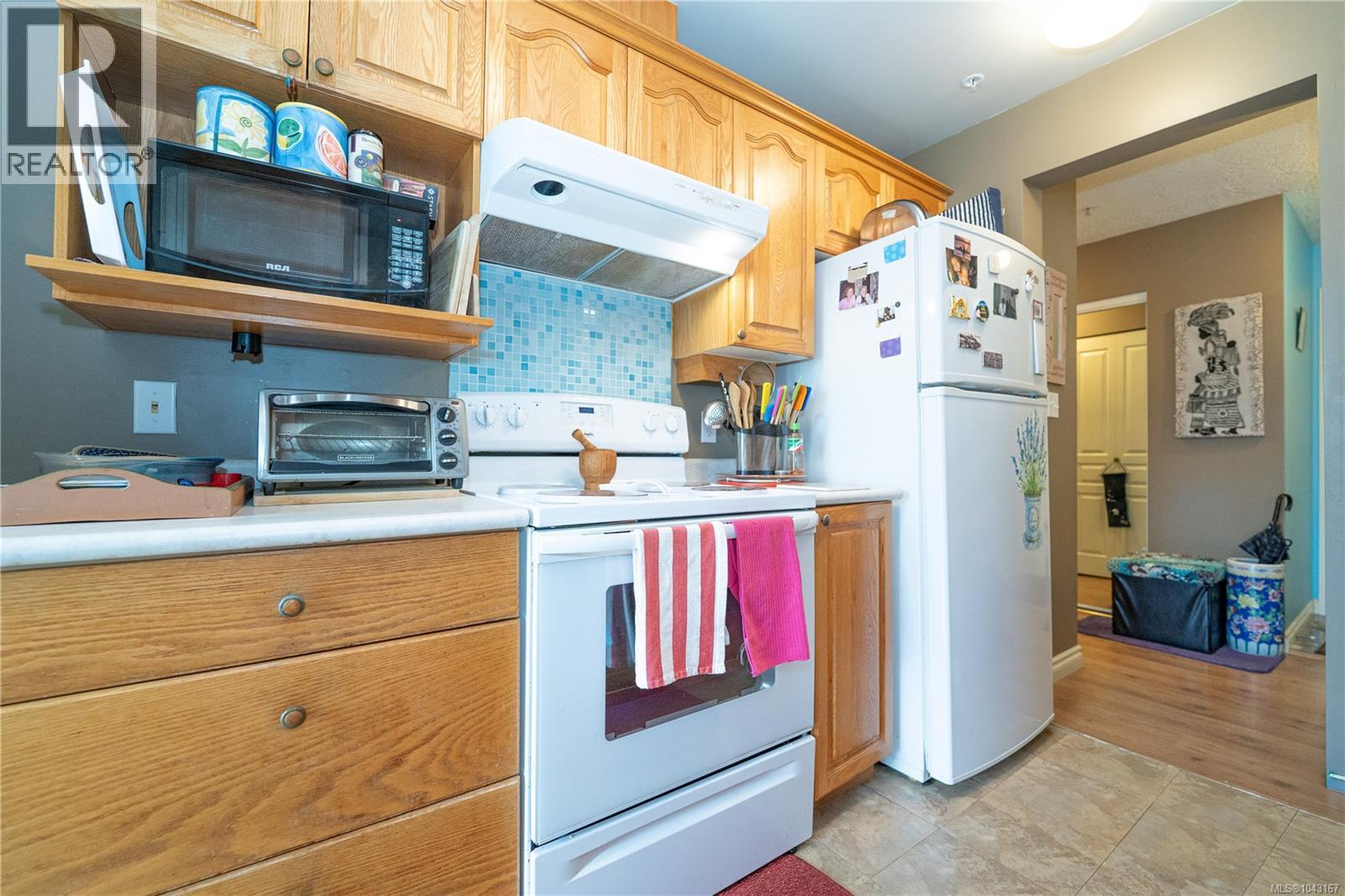 307 2527 Quadra St Property Photo 5