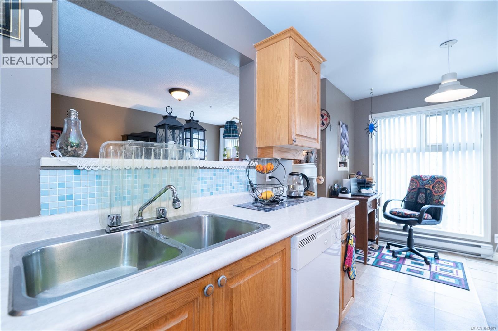 307 2527 Quadra St Property Photo 6