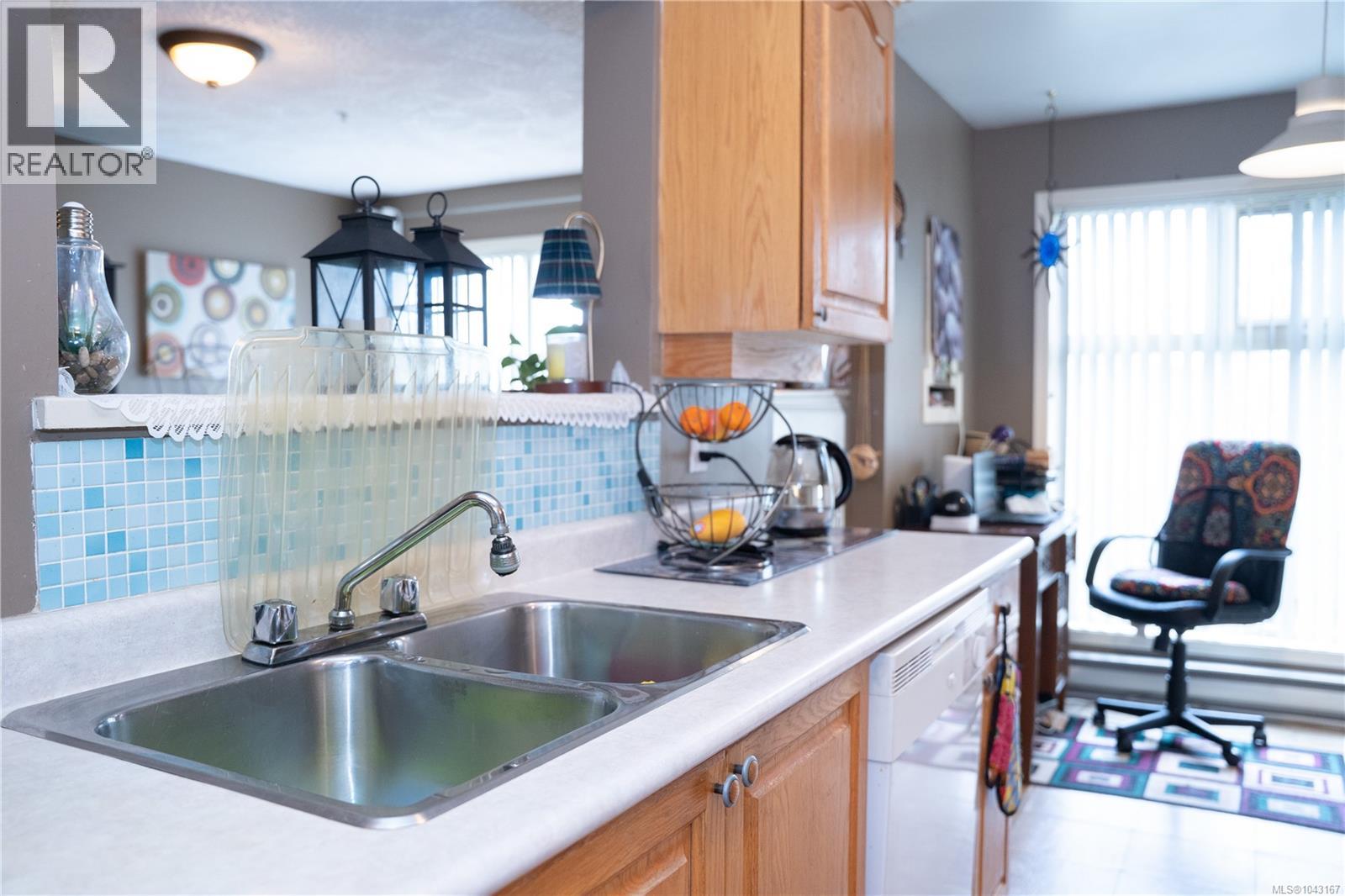 307 2527 Quadra St Property Photo 7