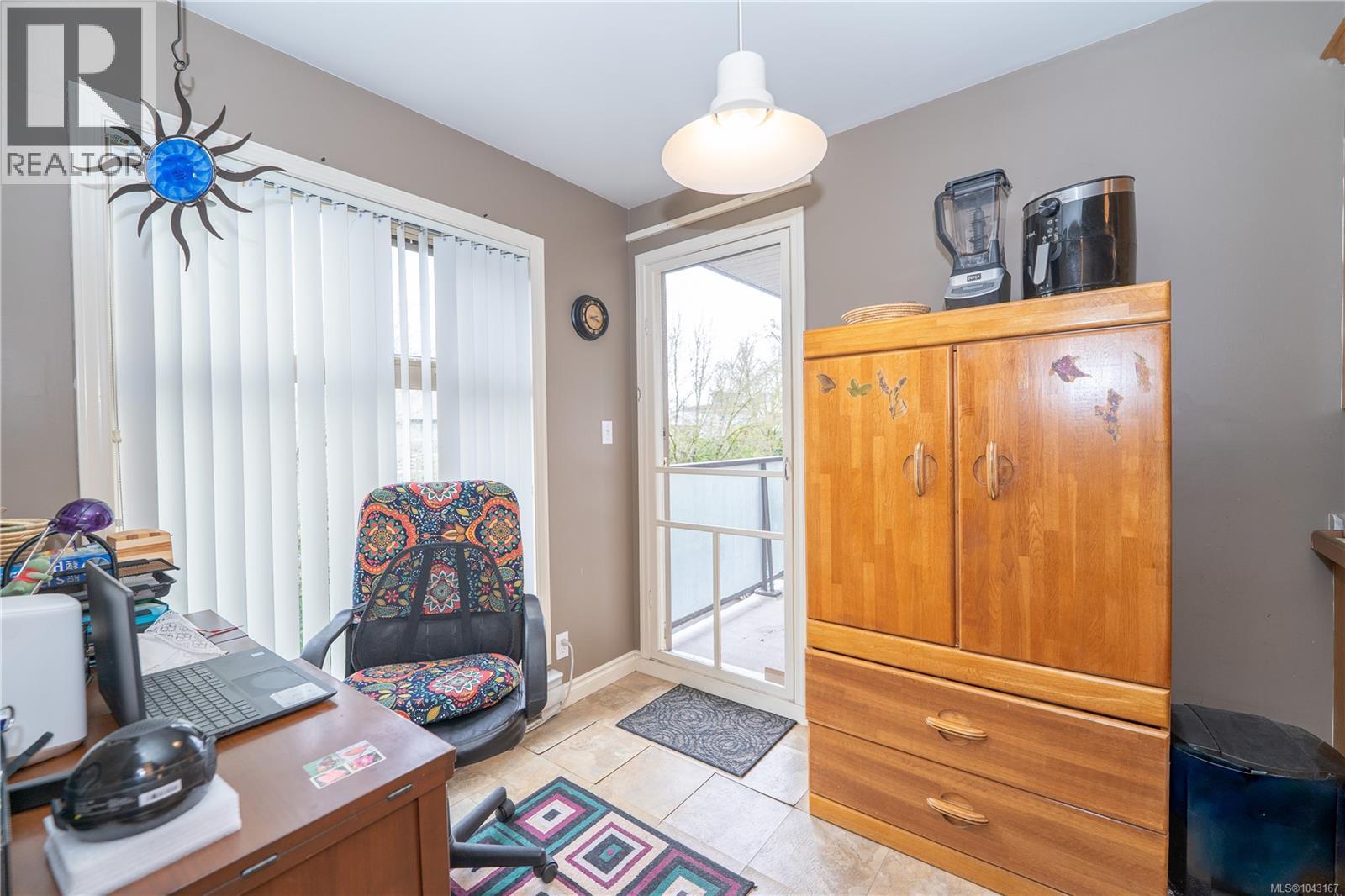 307 2527 Quadra St Property Photo 9