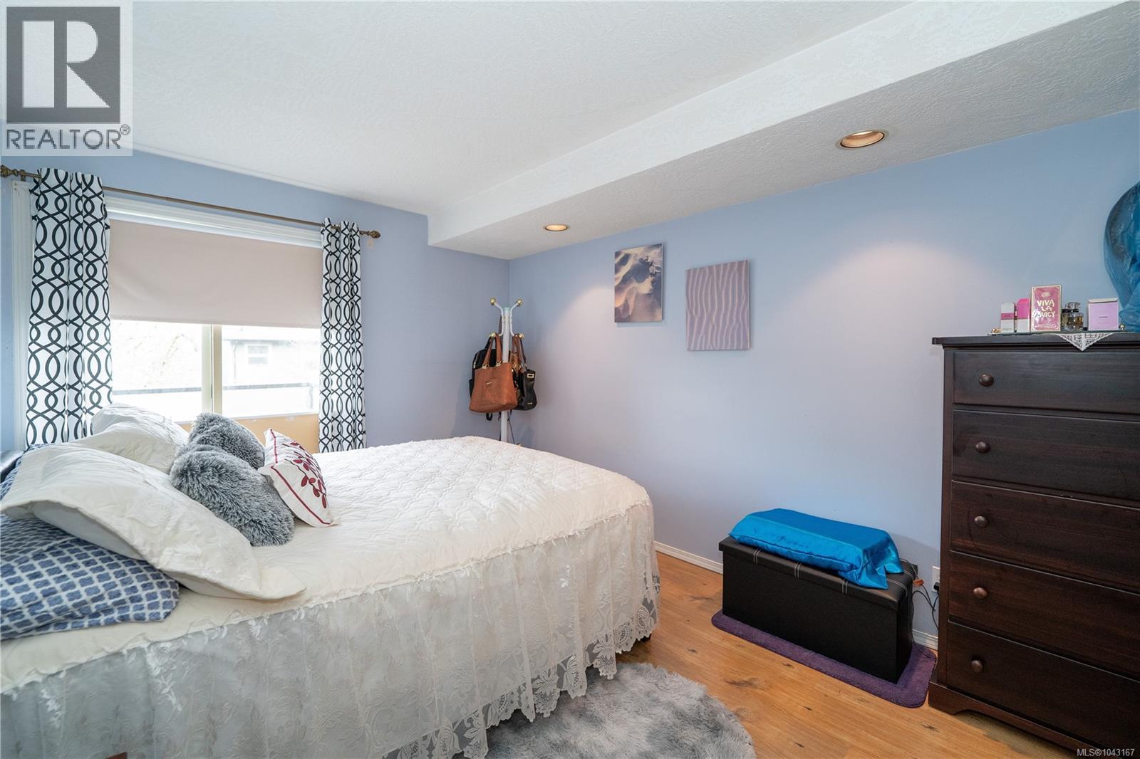 307 2527 Quadra St Property Photo 12