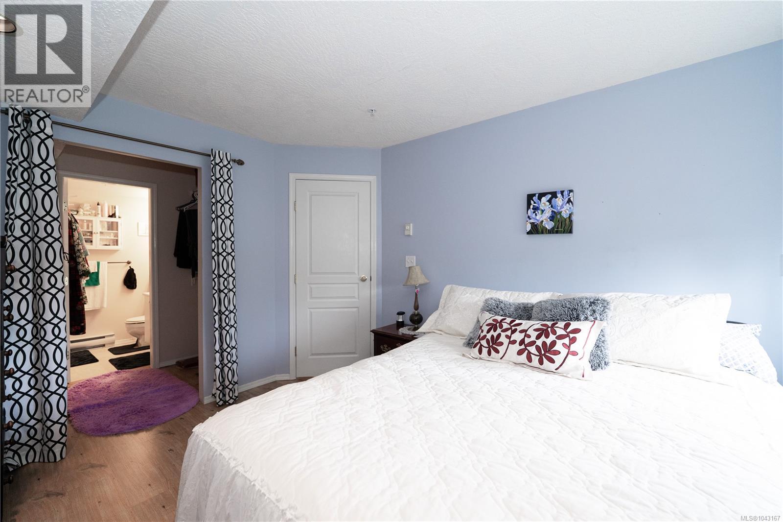 307 2527 Quadra St Property Photo 13