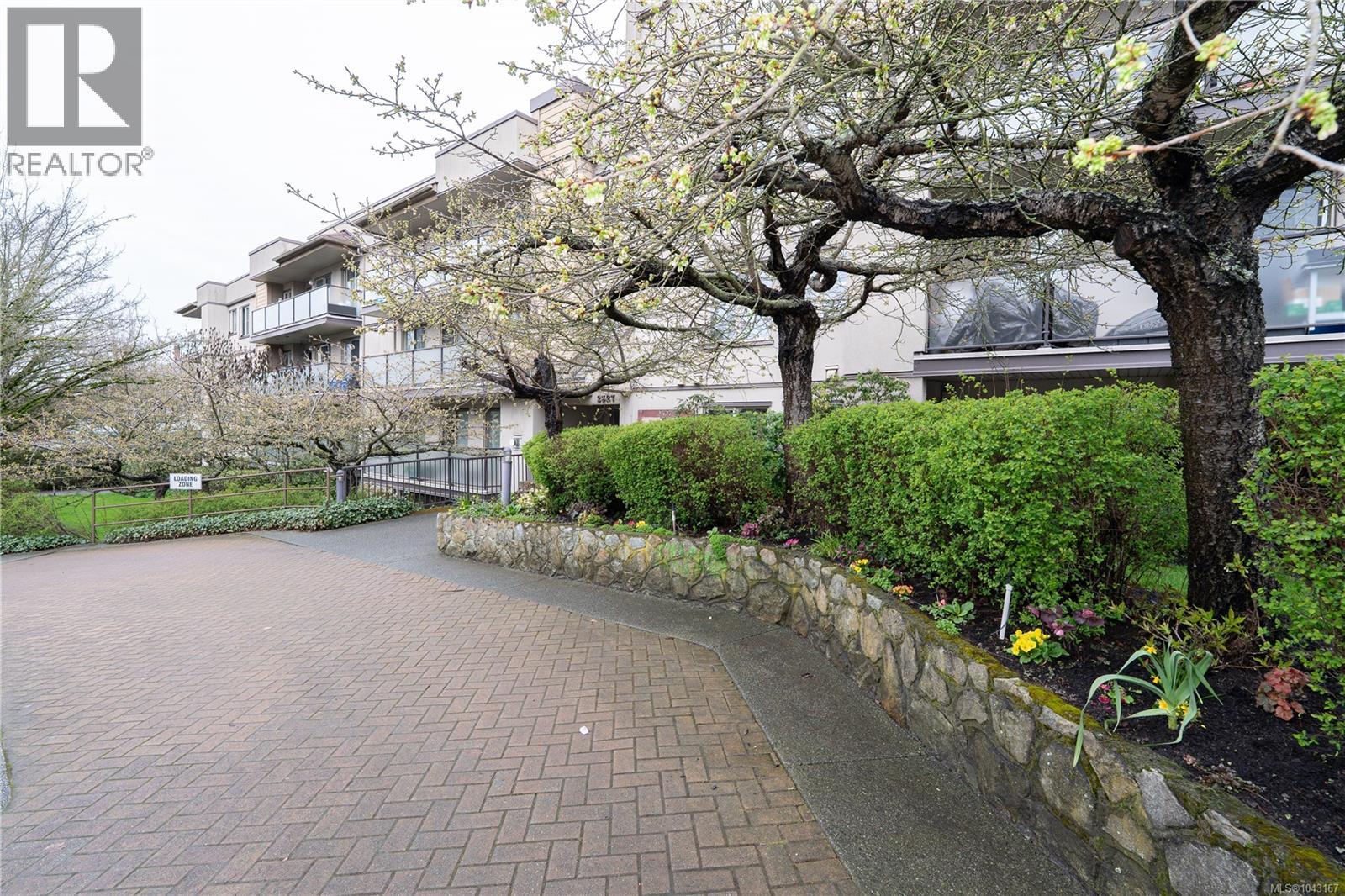 307 2527 Quadra St Property Photo 21