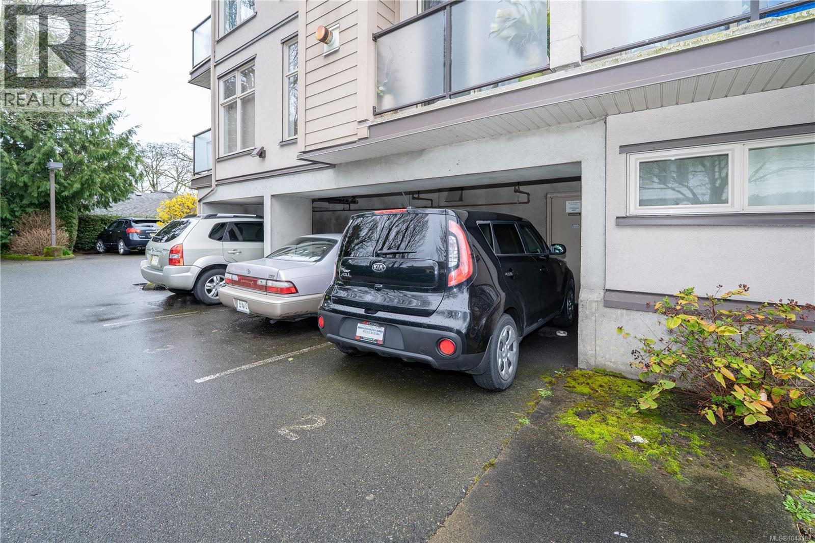 307 2527 Quadra St Property Photo 26