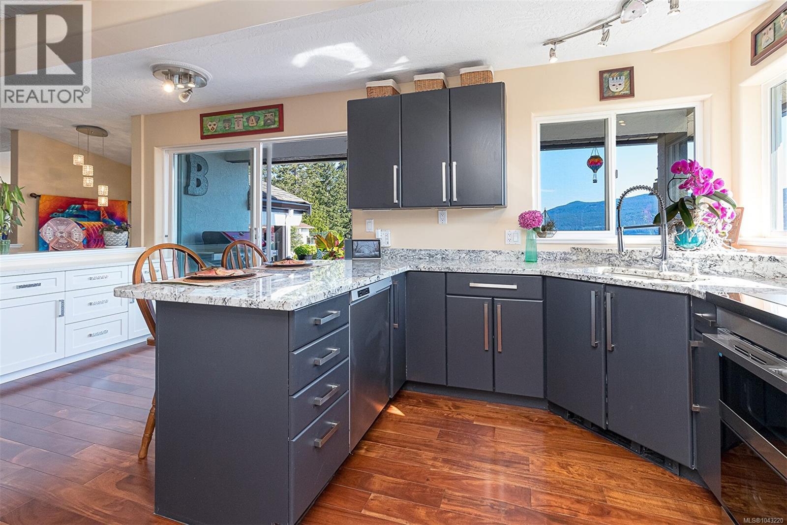 552 Marine Pl Property Photo 8