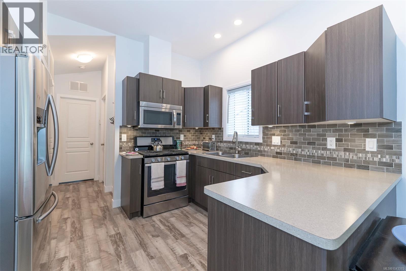 139 3042 River Rd Property Photo 10
