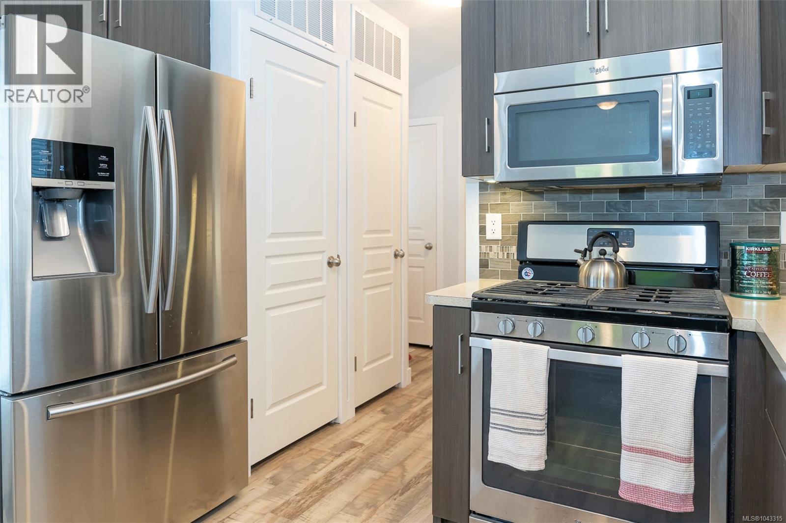 139 3042 River Rd Property Photo 12
