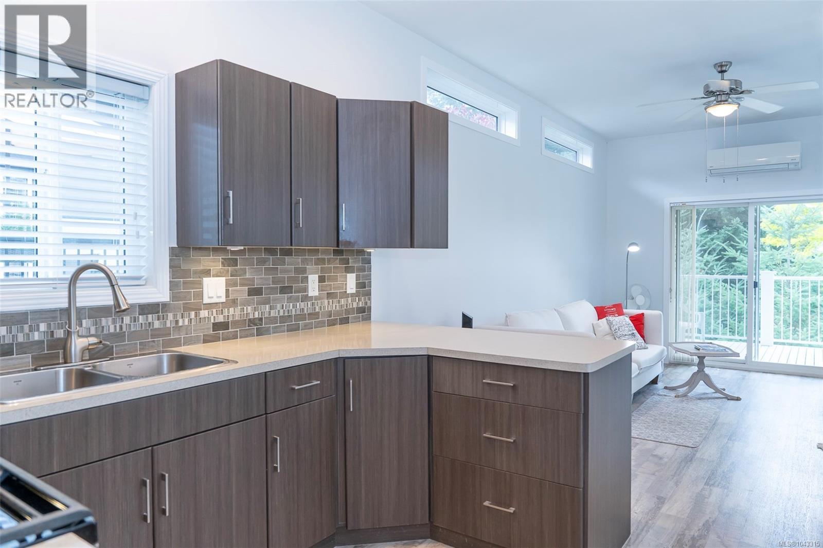 139 3042 River Rd Property Photo 14