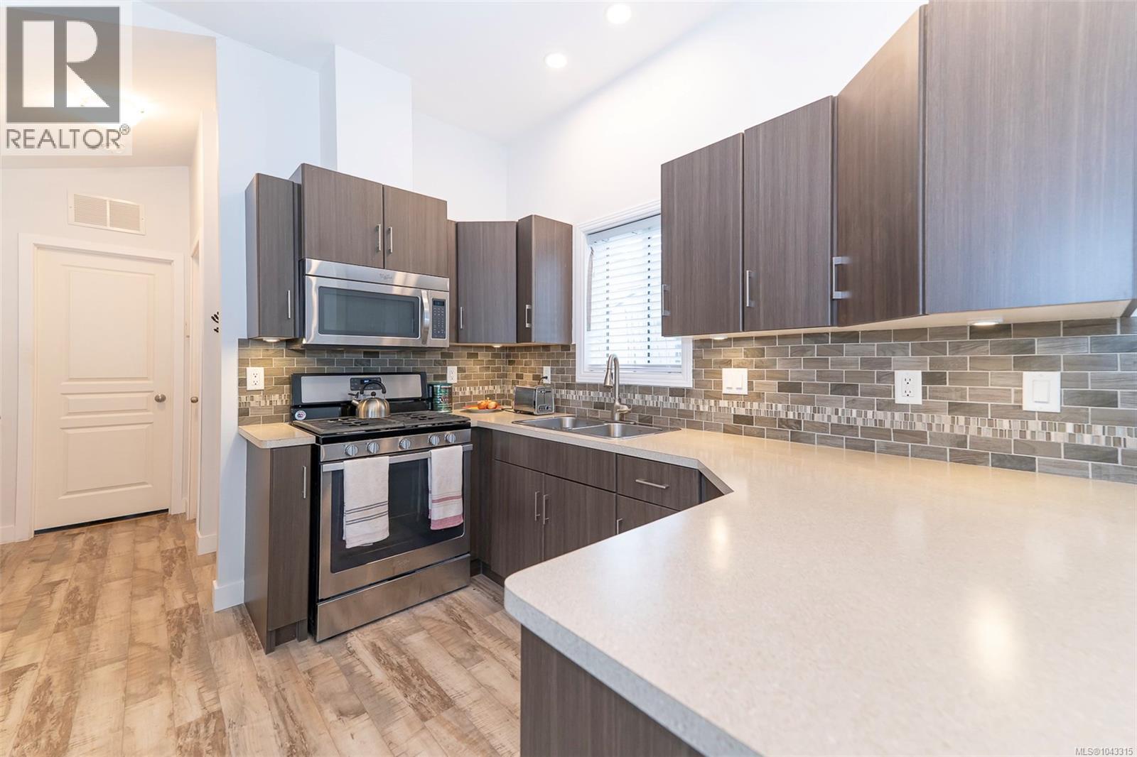 139 3042 River Rd Property Photo 15