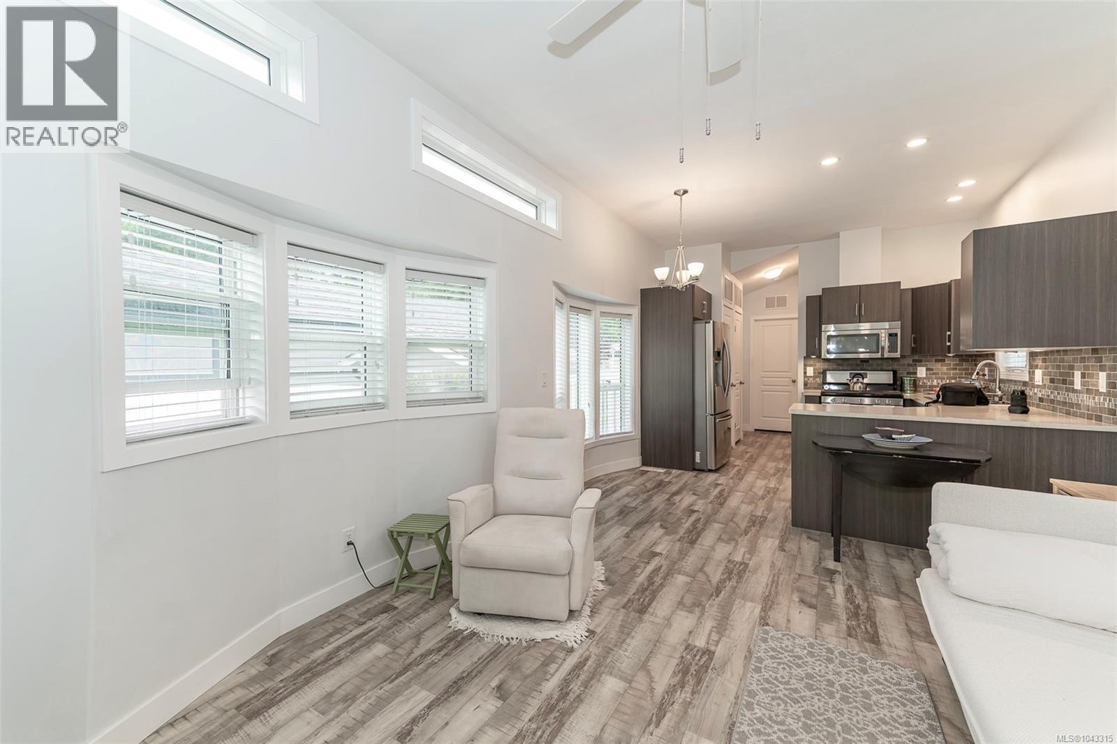 139 3042 River Rd Property Photo 17
