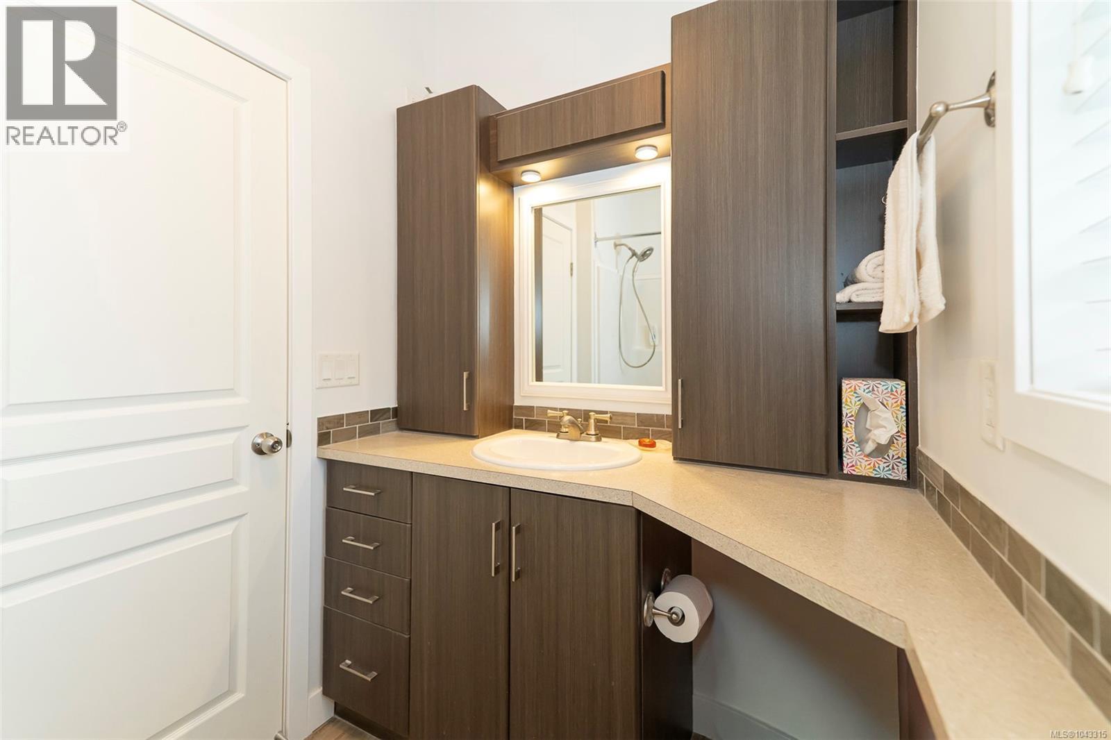 139 3042 River Rd Property Photo 27