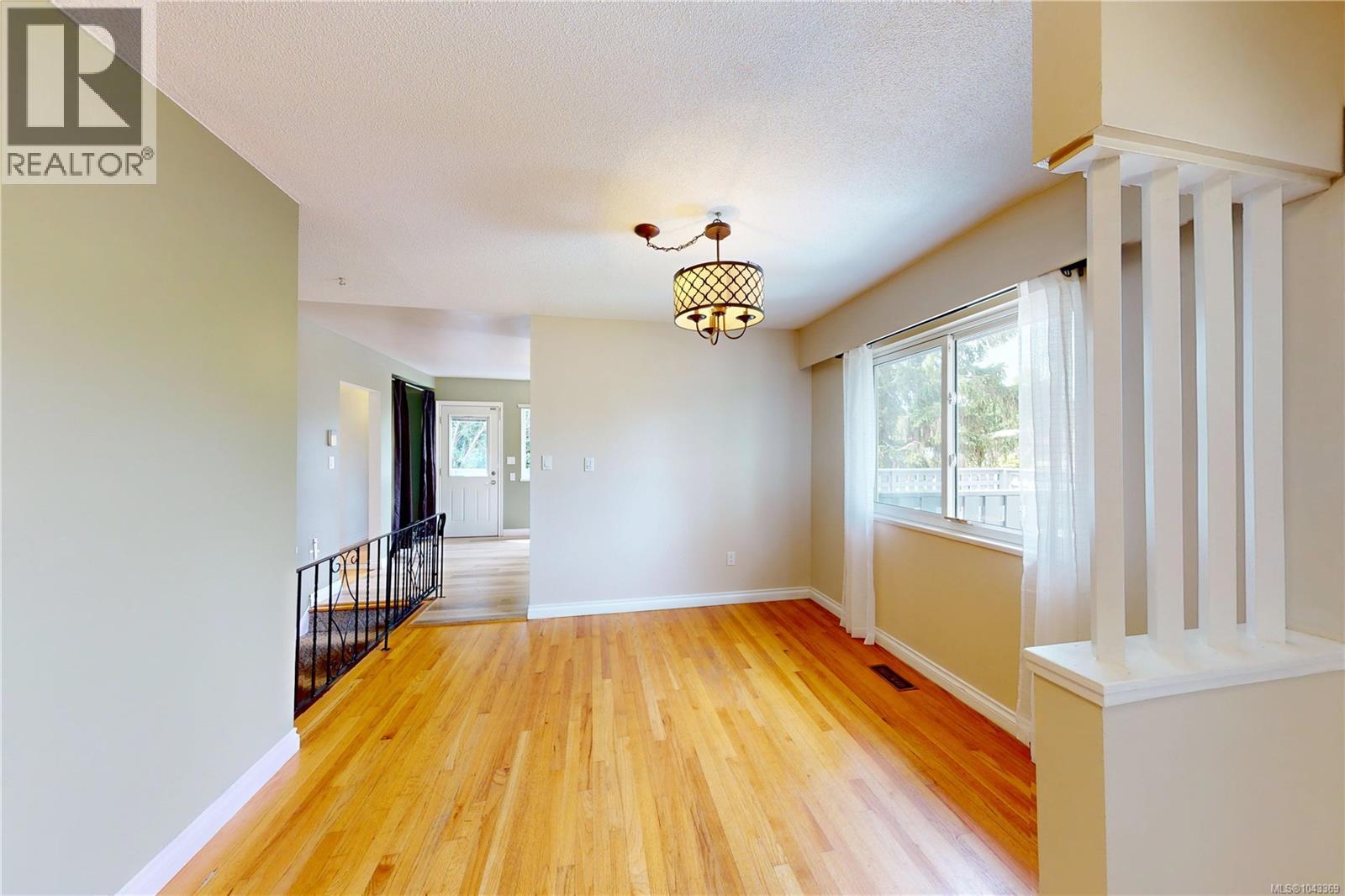 1710 Sprucewood Pl Property Photo 3