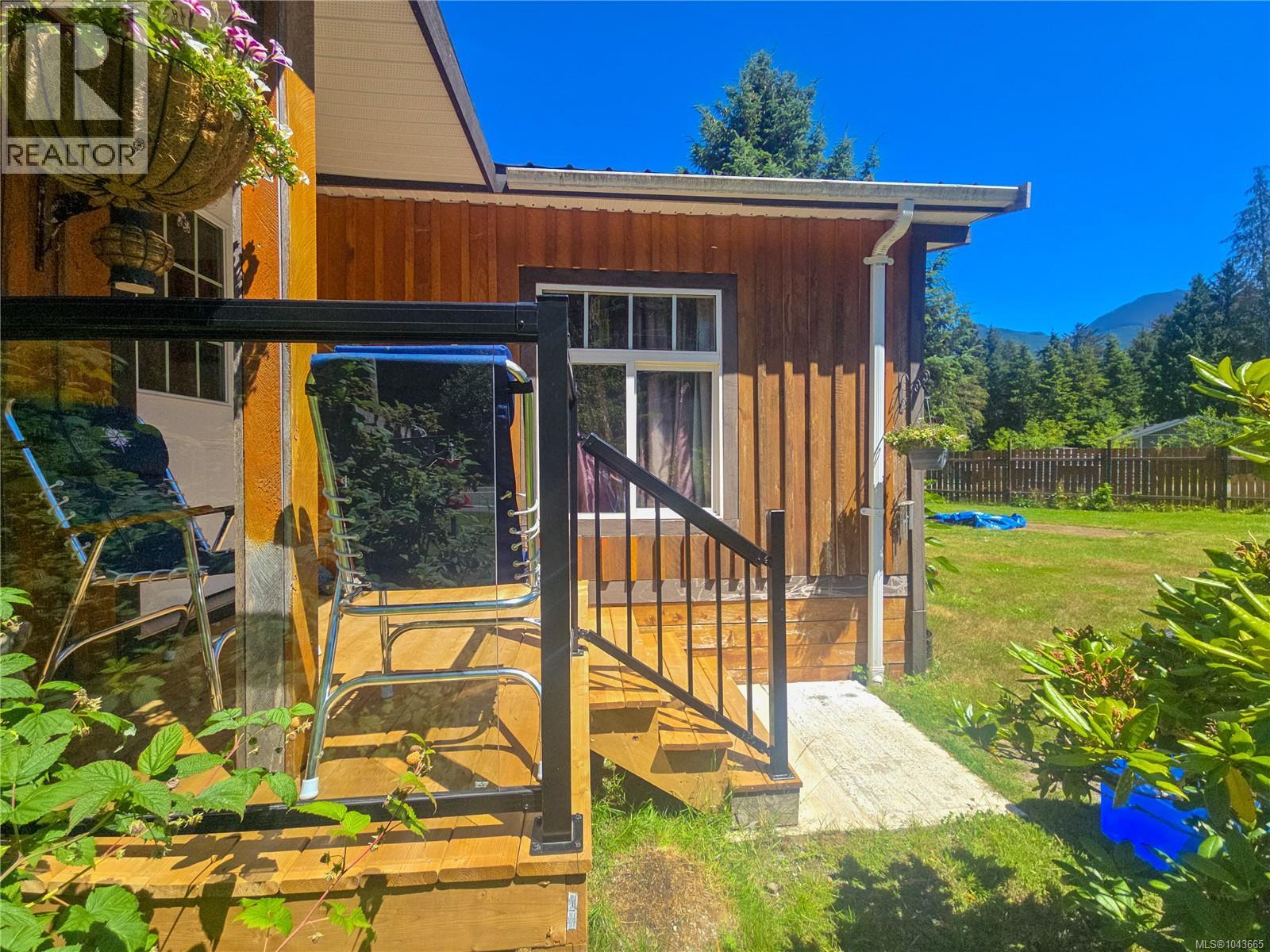 754 Sayward Rd Property Photo 2