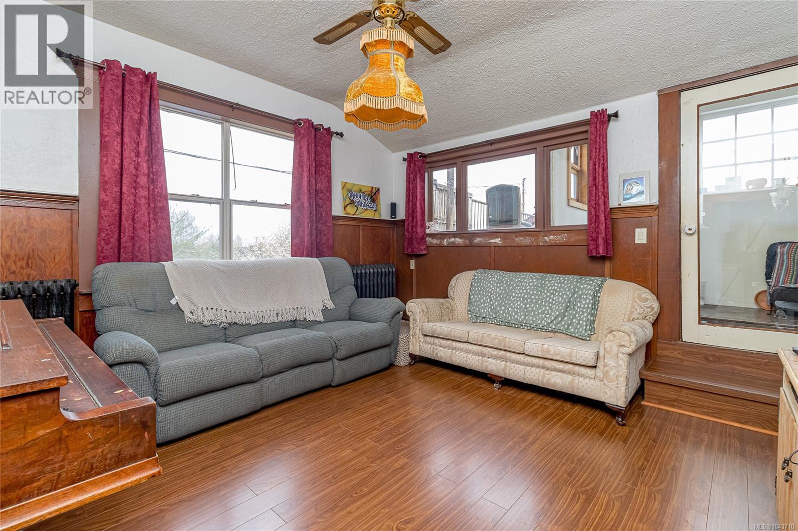 451 Irwin St Property Photo 4
