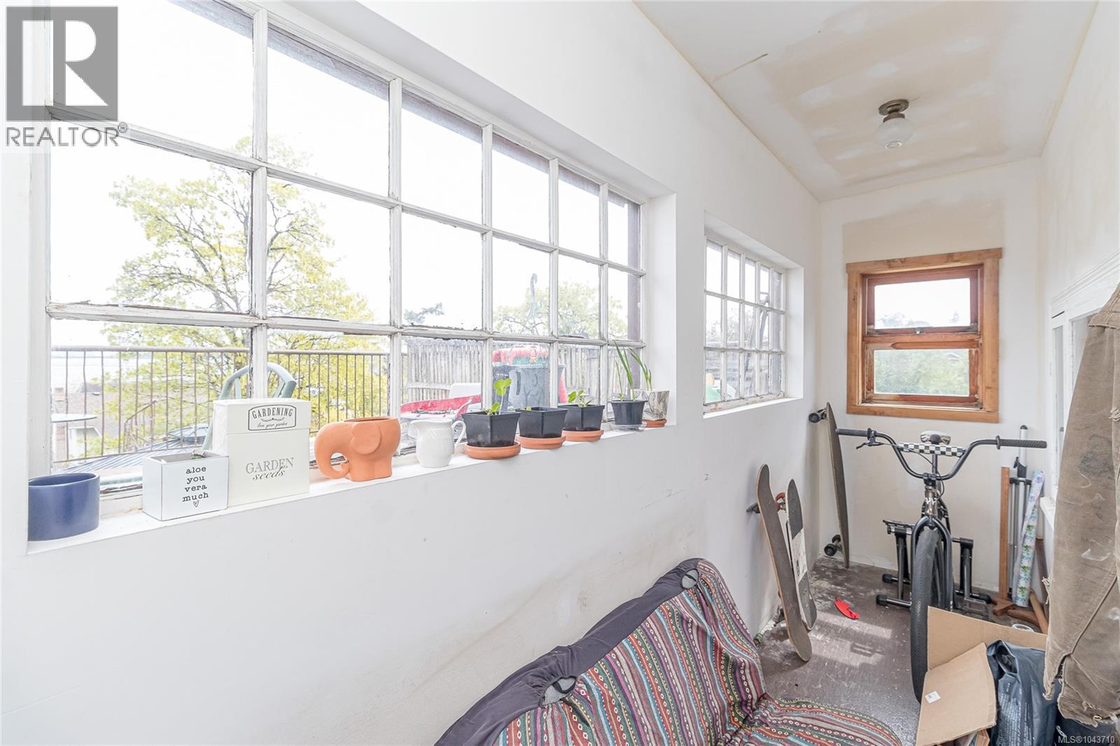451 Irwin St Property Photo 12