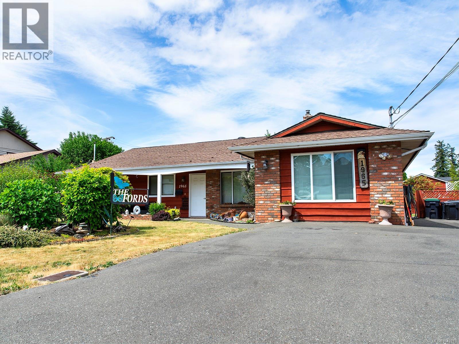 1965 Cougar Cres Property Photo 1