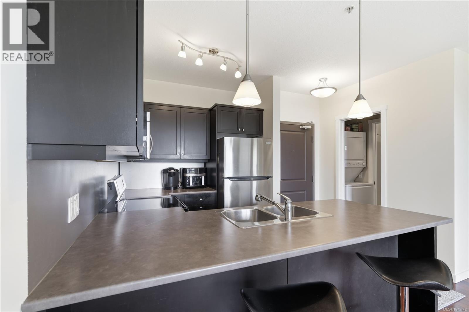 304 555 Franklyn St Property Photo 5