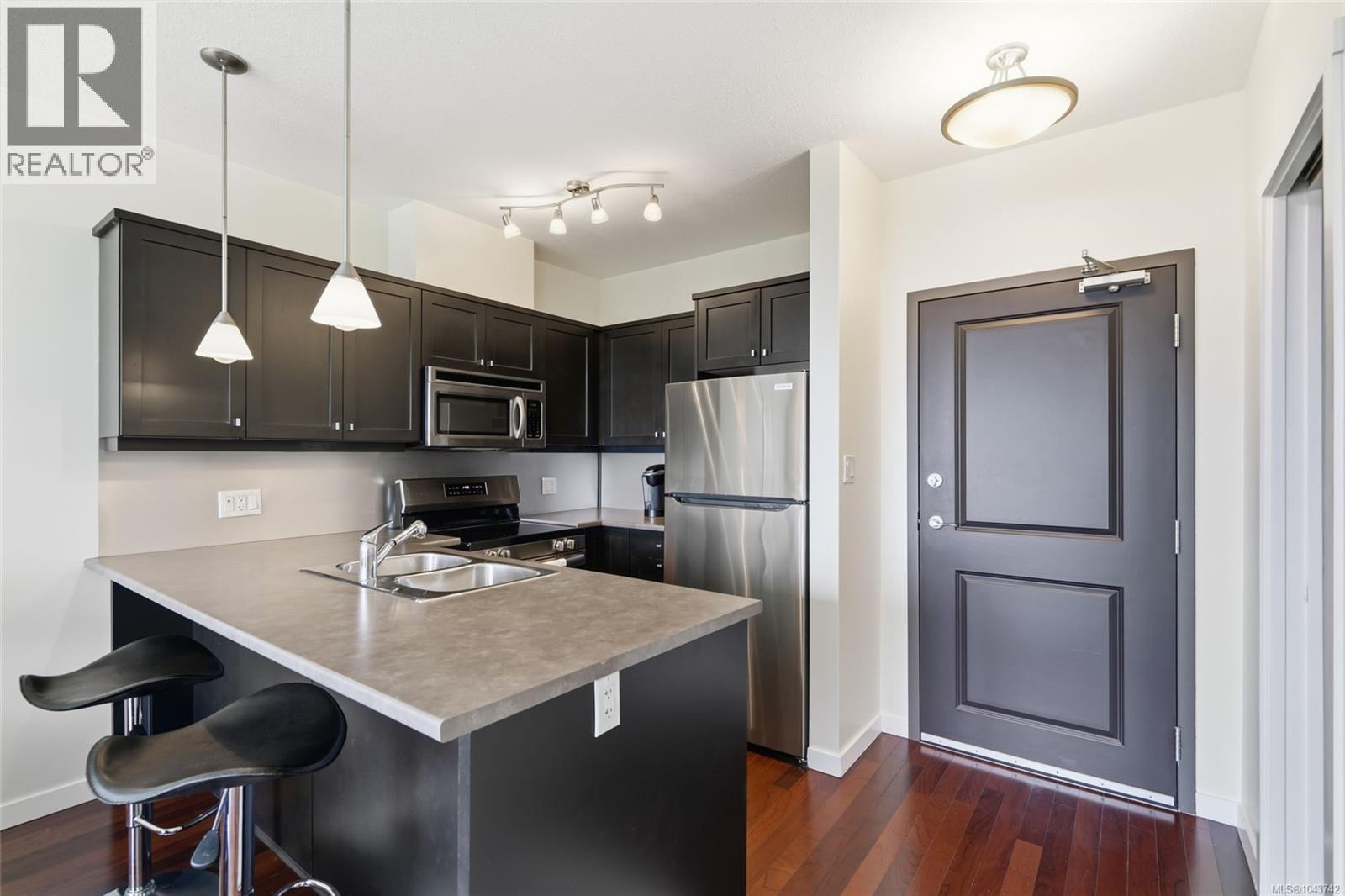 304 555 Franklyn St Property Photo 6