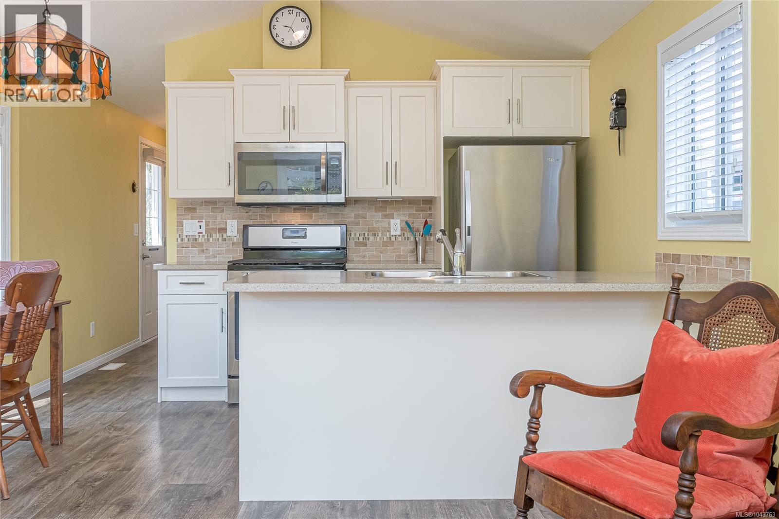 366 3042 River Rd Property Photo 12