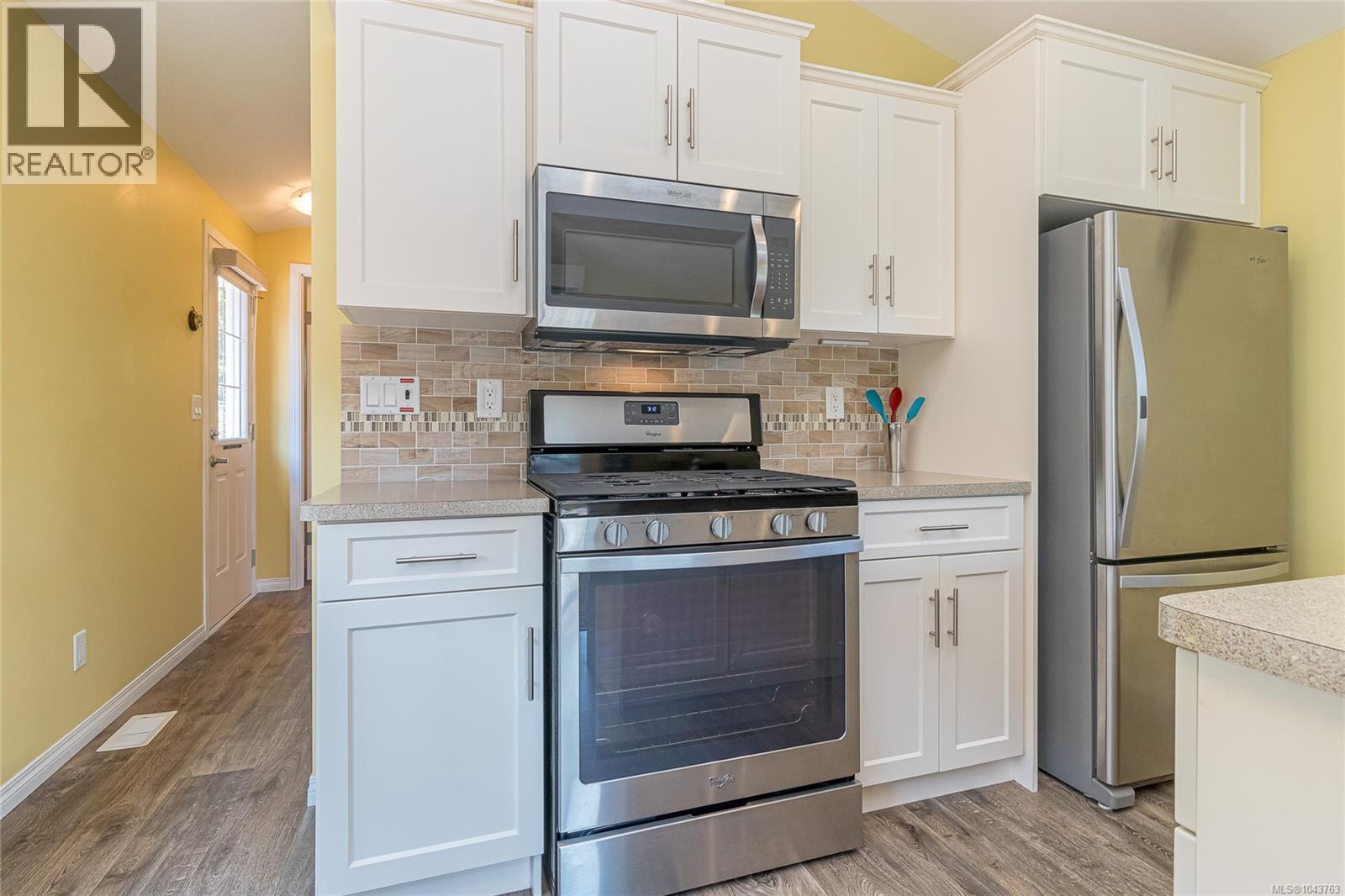 366 3042 River Rd Property Photo 13