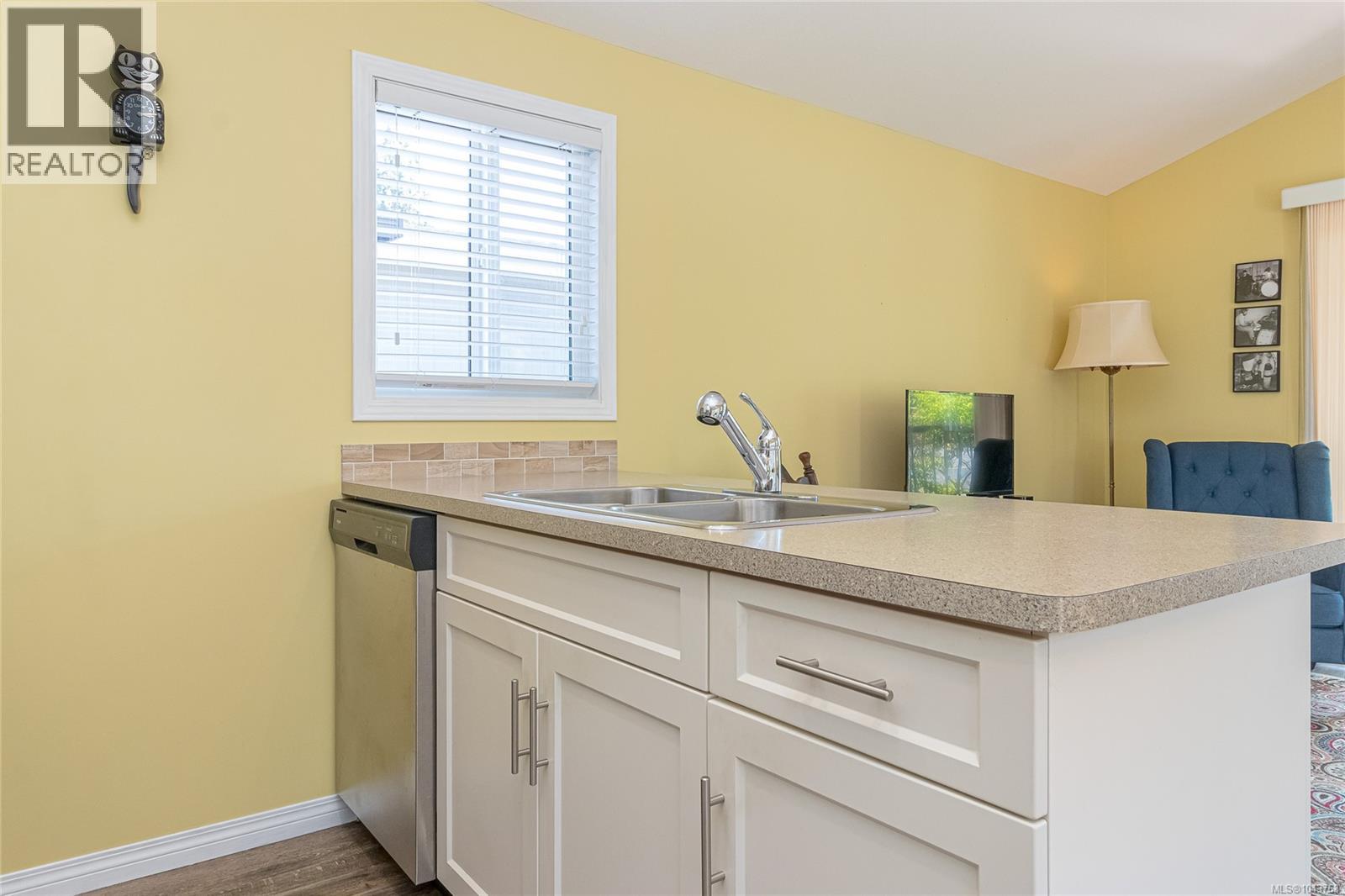 366 3042 River Rd Property Photo 14