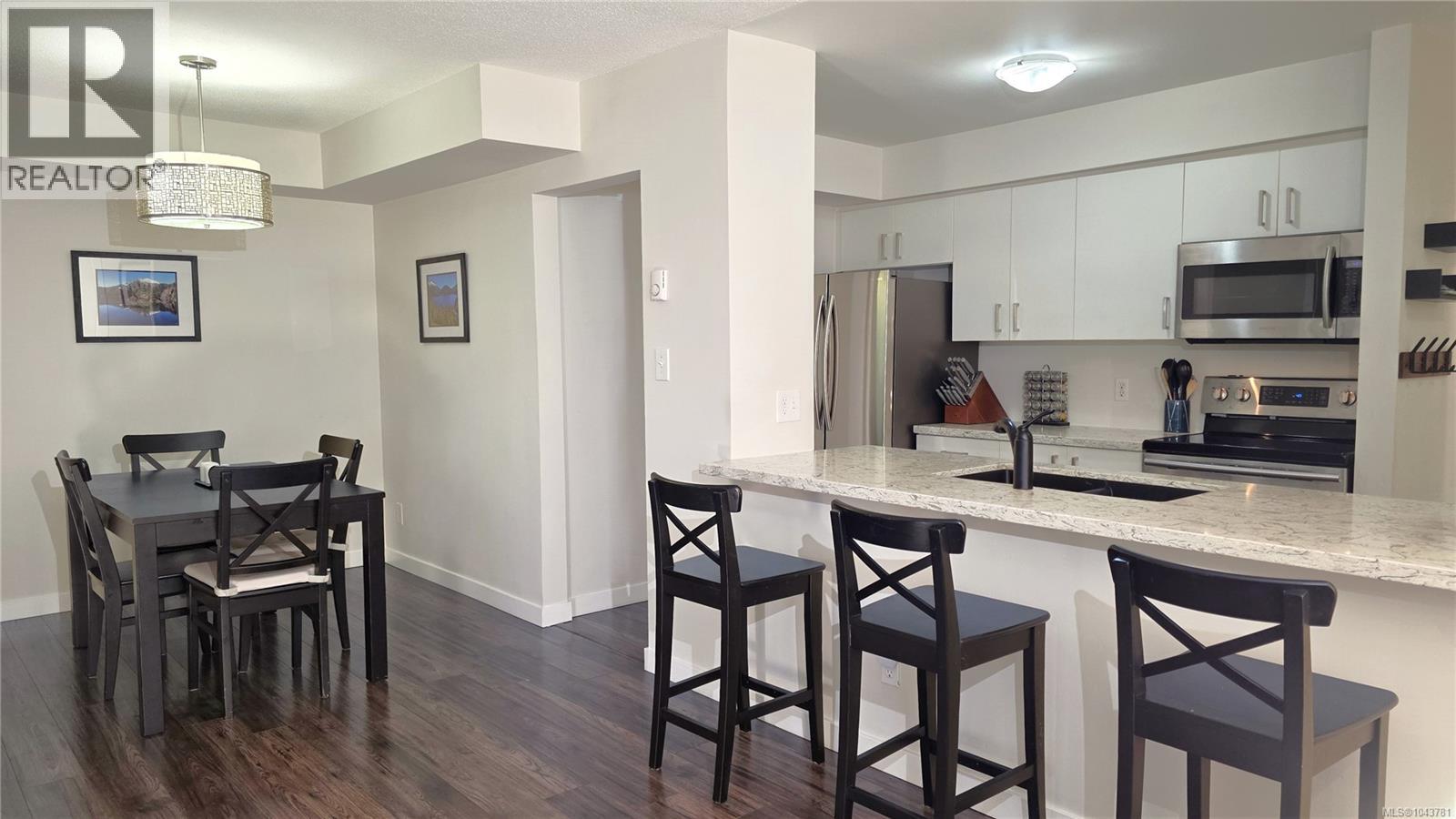 108 3206 Alder St Property Photo 6