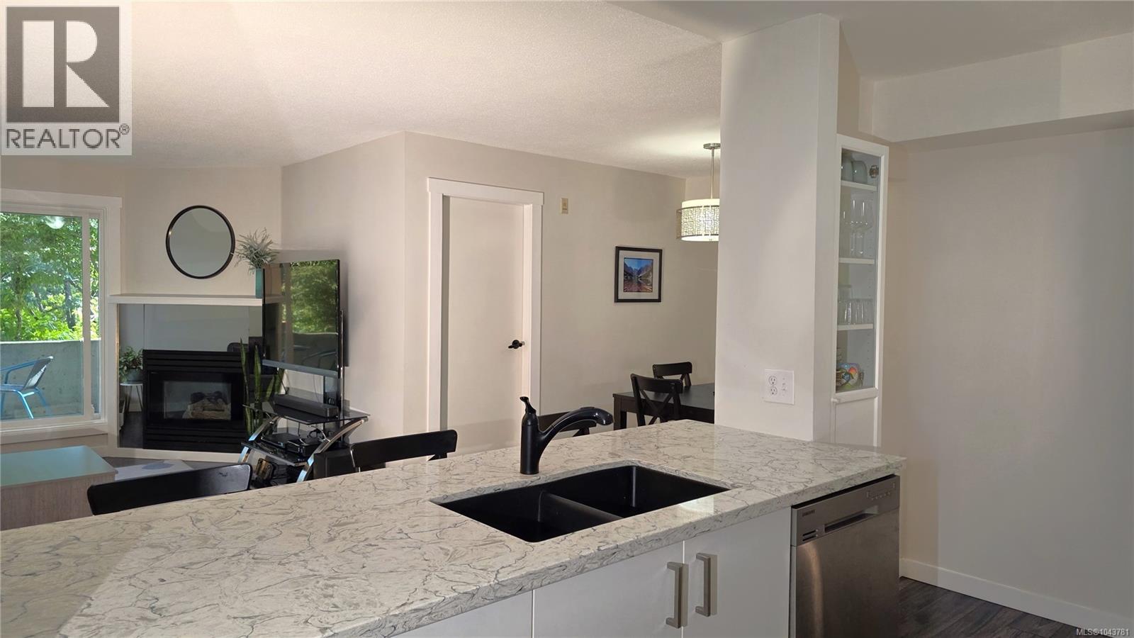 108 3206 Alder St Property Photo 7