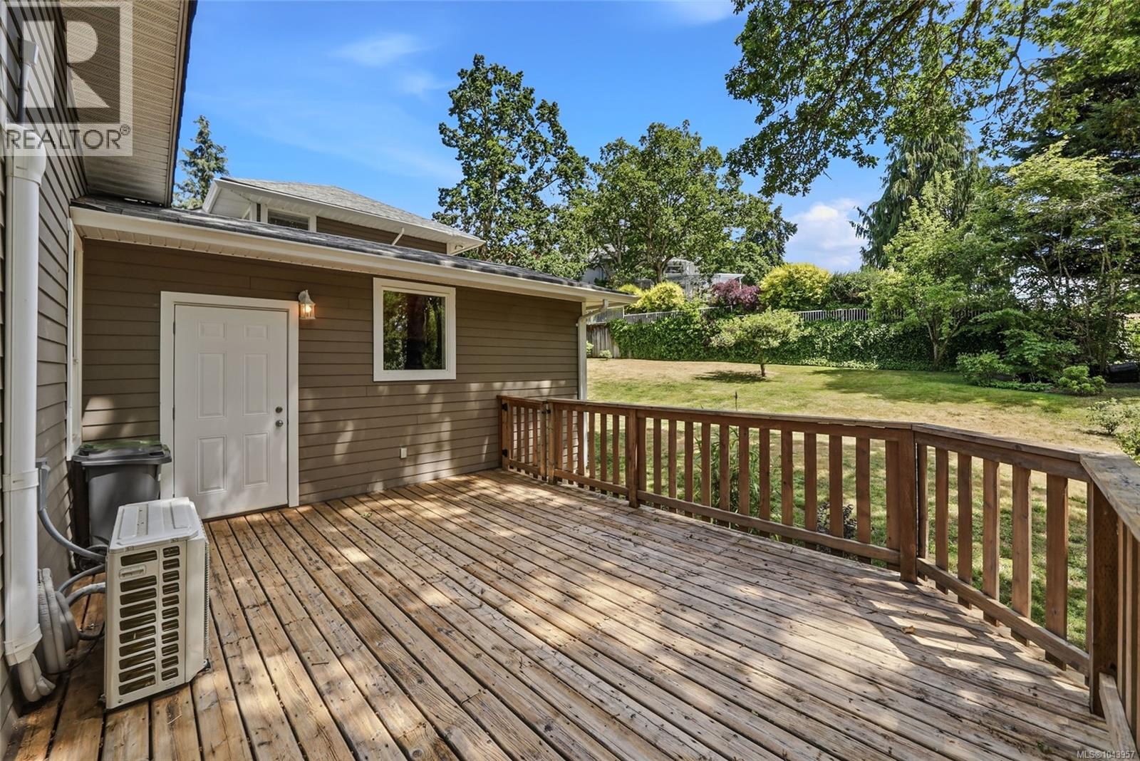 1688 Maple Bay Rd Property Photo 7