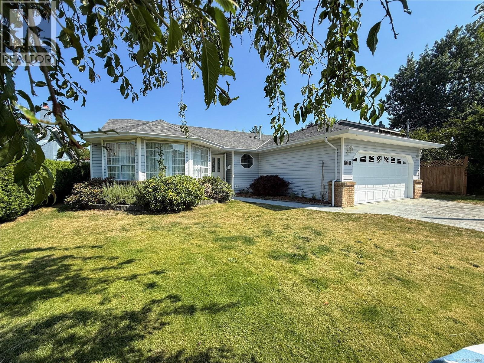 688 Albatross Cres Property Photo 1