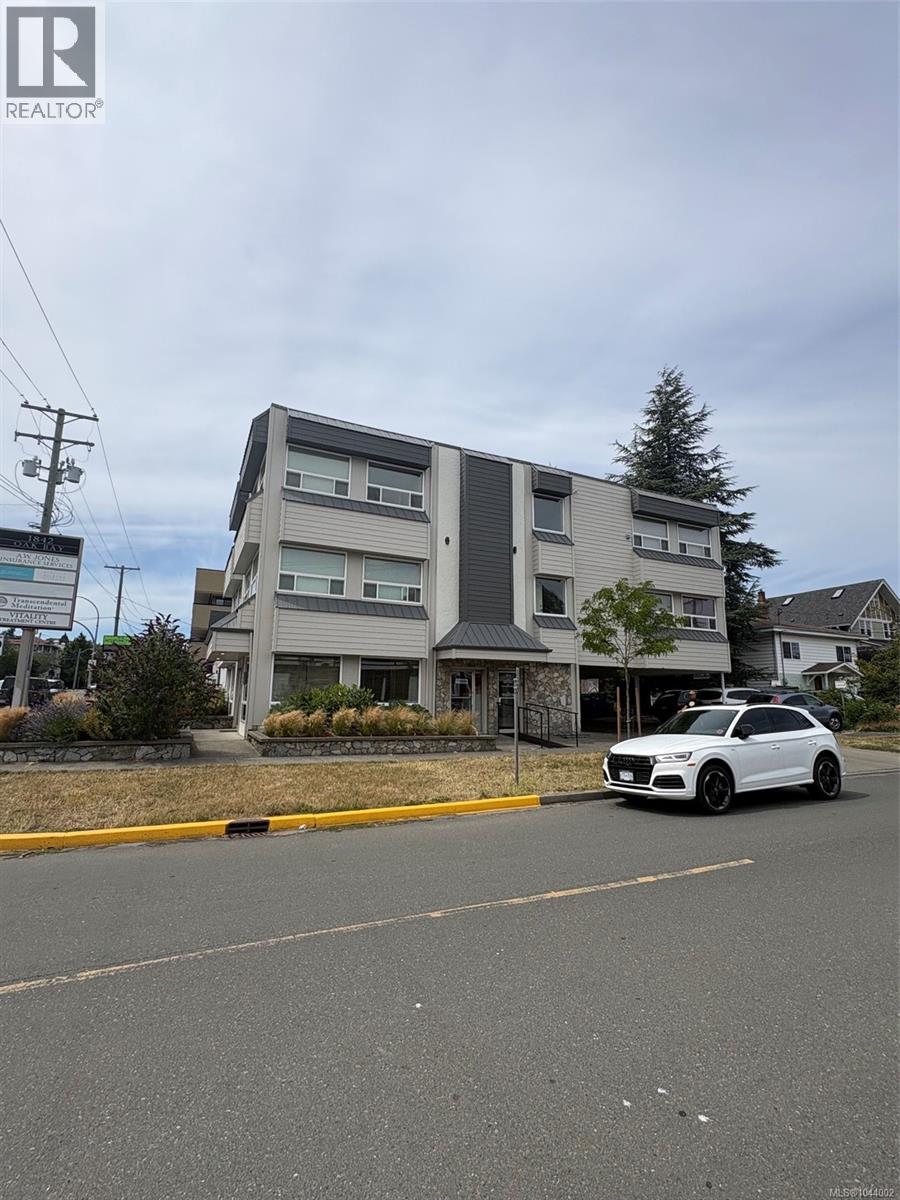 301 1842 Oak Bay Ave Property Photo 1