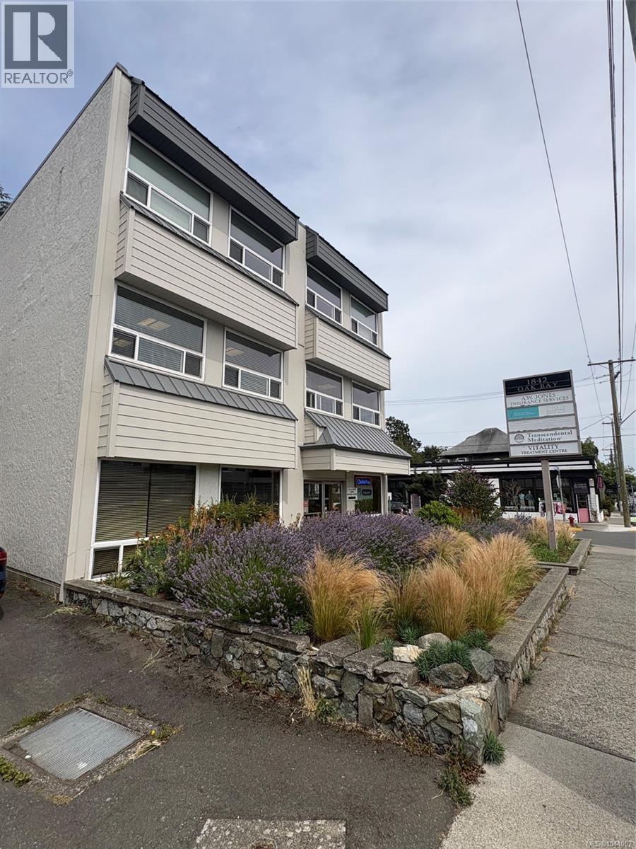 301 1842 Oak Bay Ave Property Photo 2