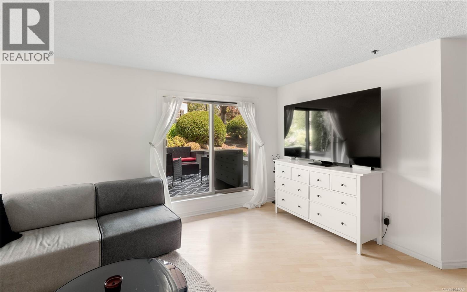 108 1241 Fairfield Rd Property Photo 3