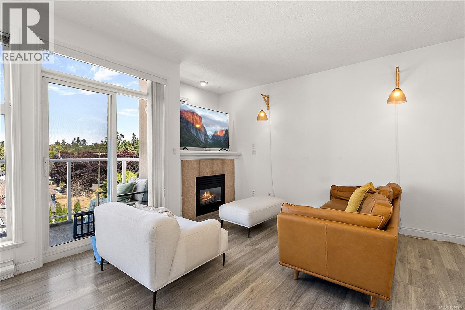 404 1258 Esquimalt Rd Property Photo 4