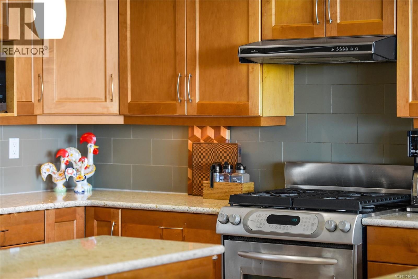 307 5332 Sayward Hill Cres Property Photo 23
