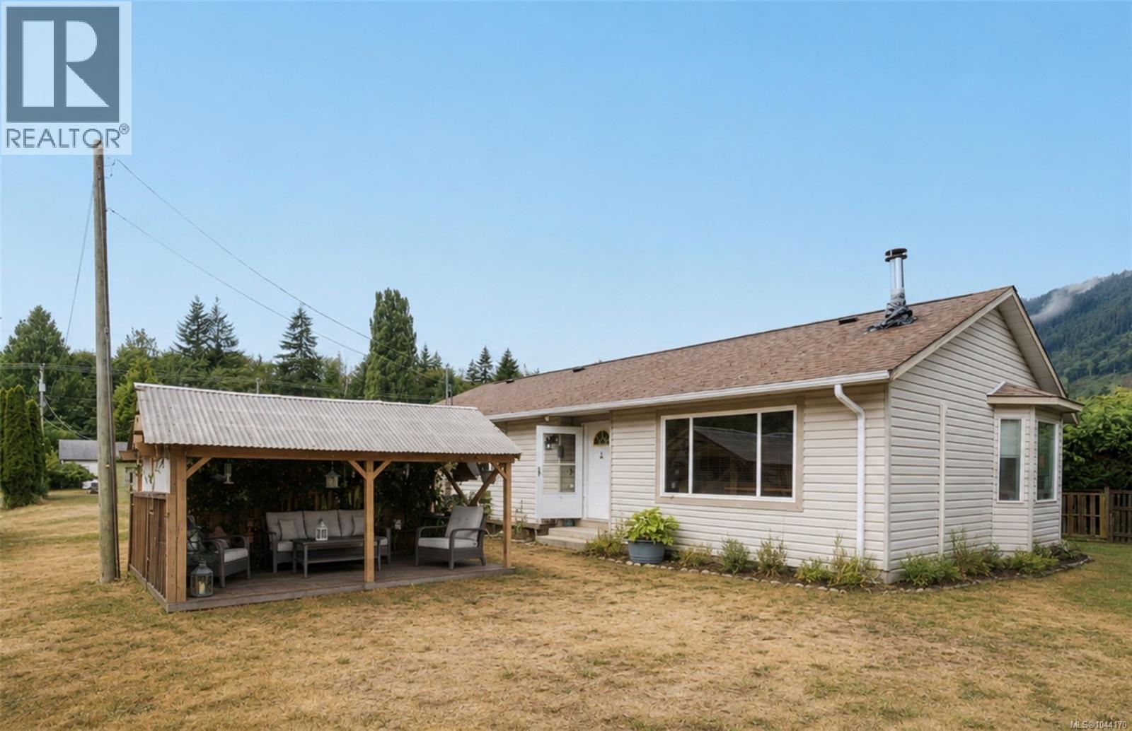 135 Macdonald Rd Property Photo 1