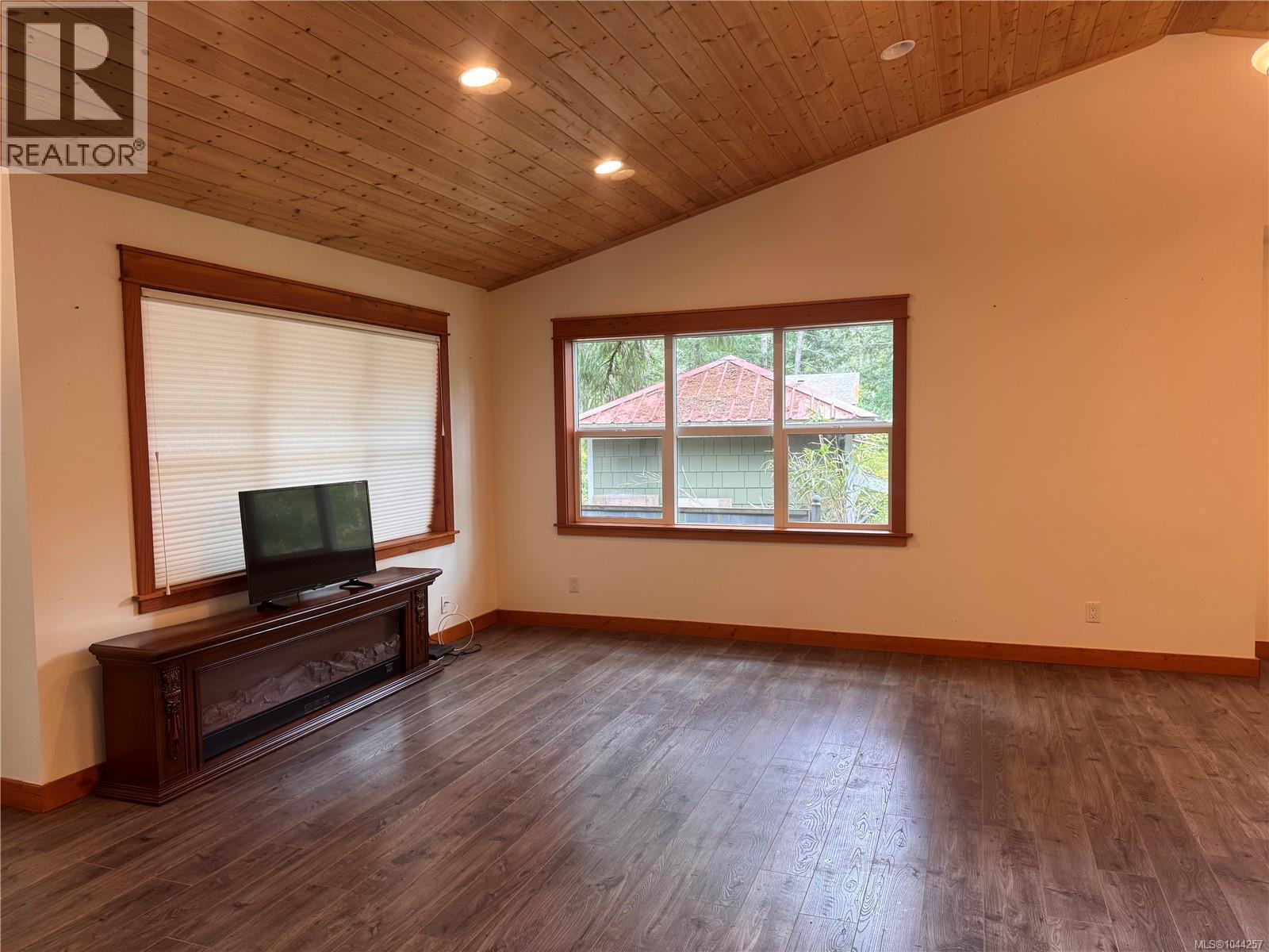 685 Rollo Rd Property Photo 3