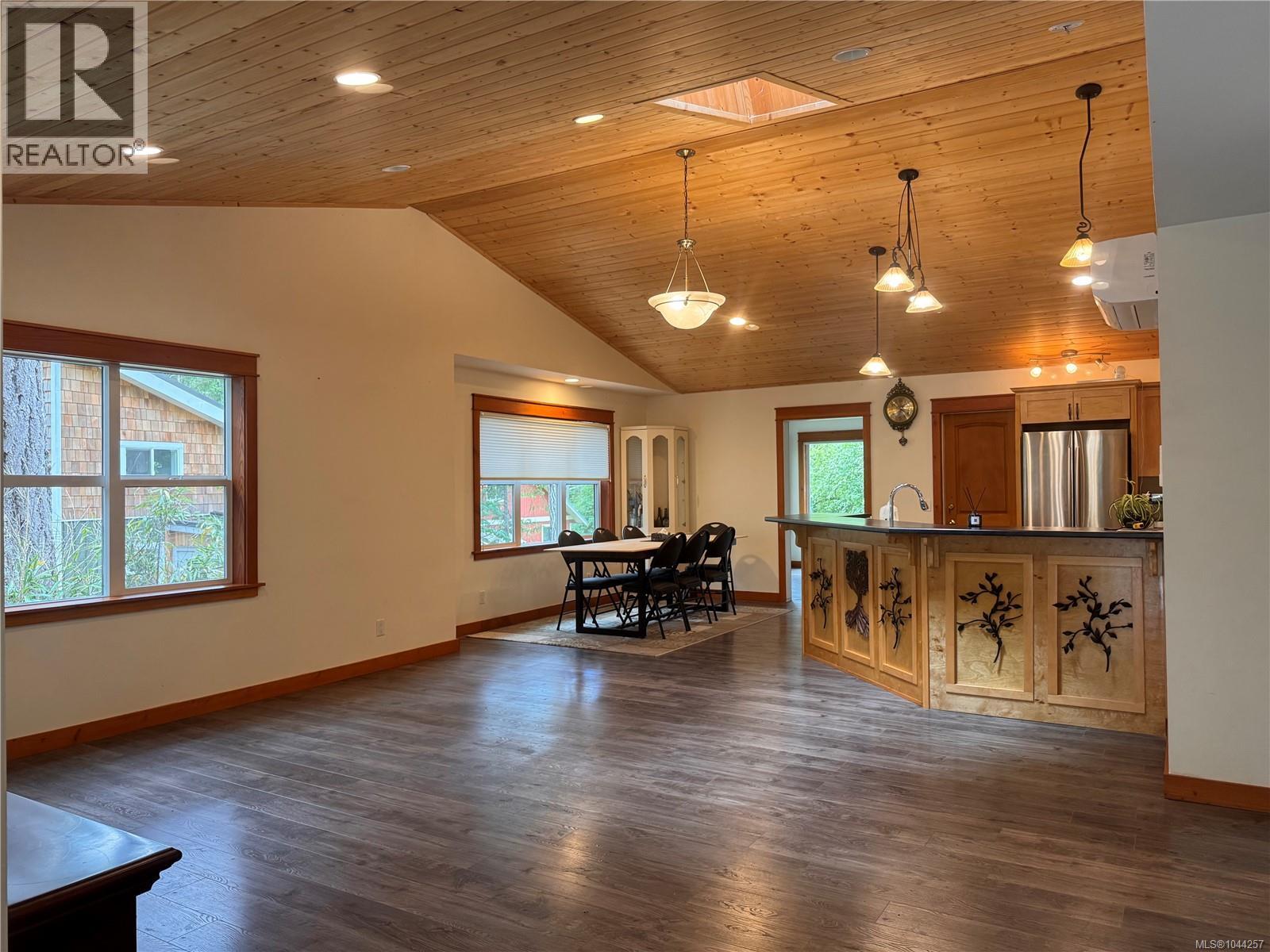 685 Rollo Rd Property Photo 4