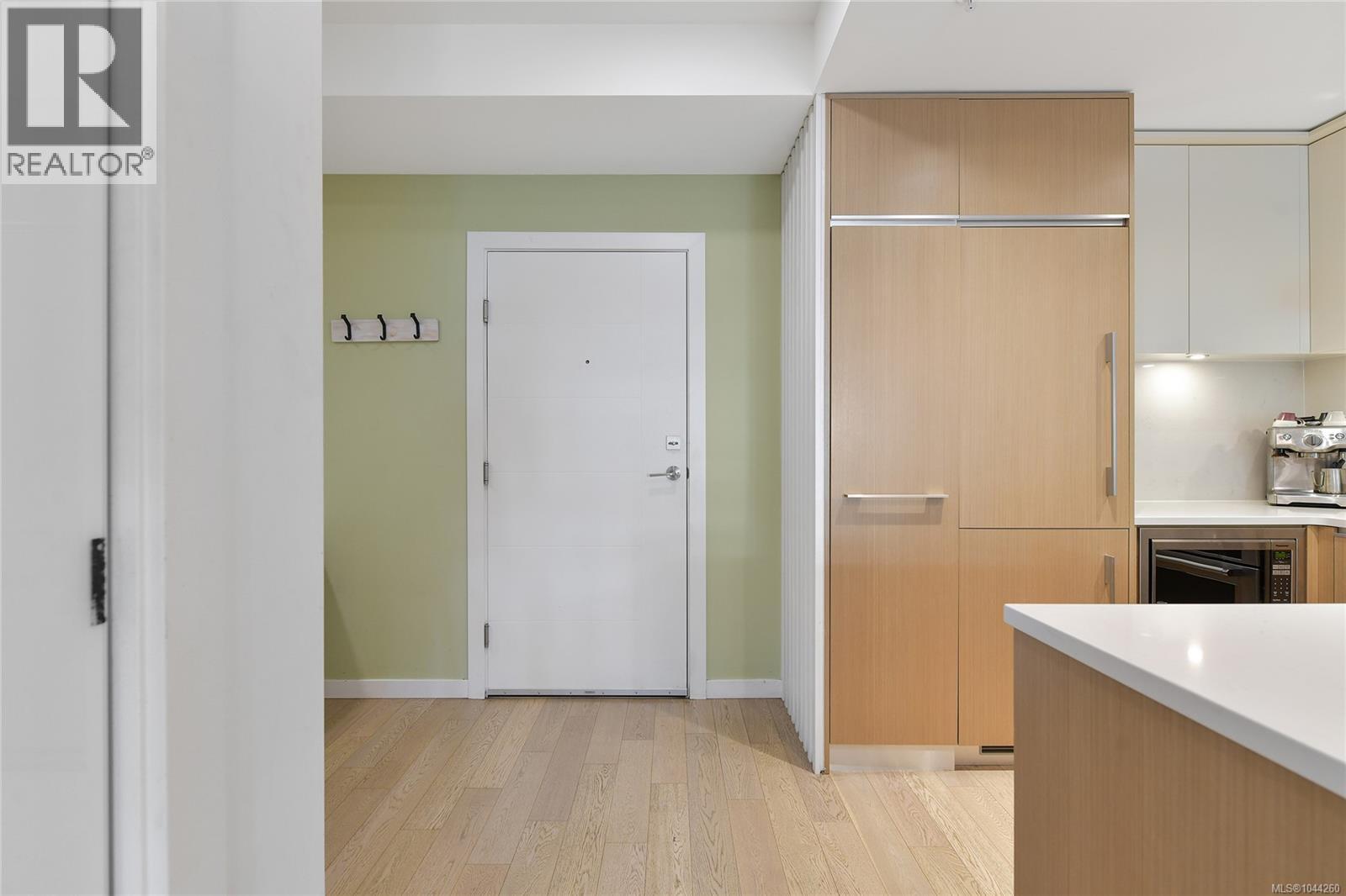 211 1033 Cook St Property Photo 3