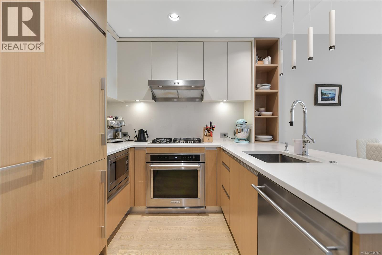 211 1033 Cook St Property Photo 6