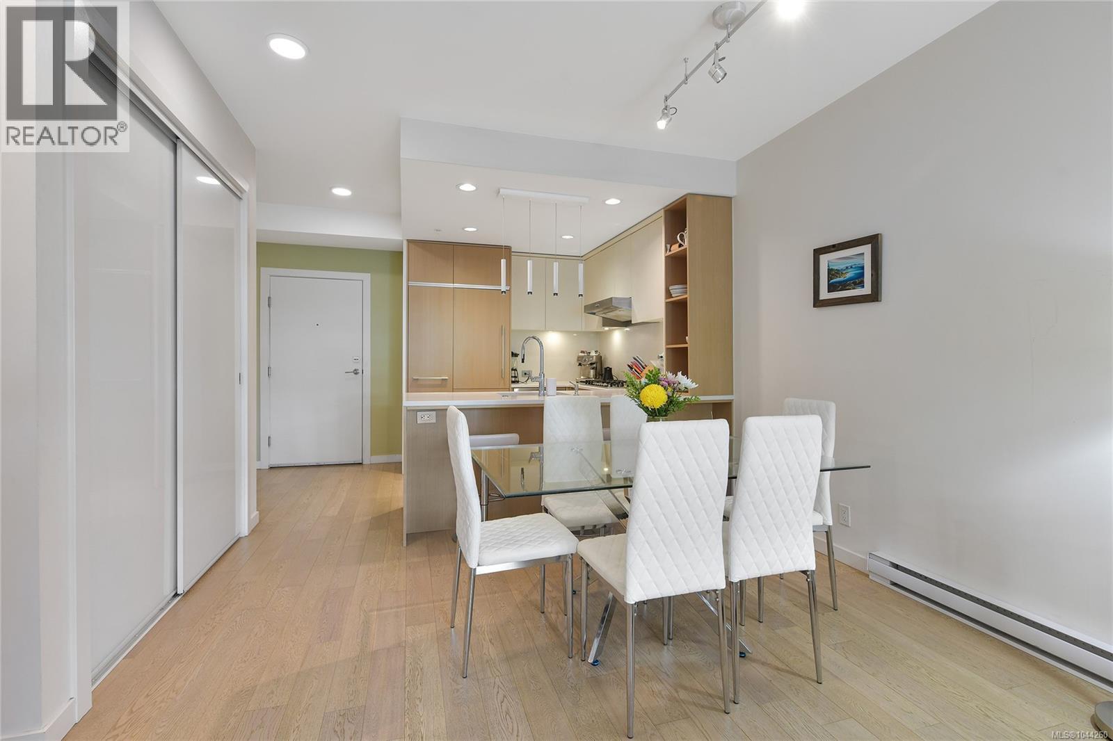 211 1033 Cook St Property Photo 7